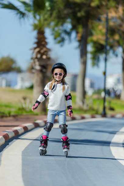 小女孩在滑旱冰图片下载