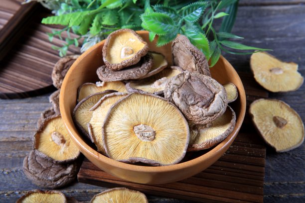 木桌上的香菇图片下载