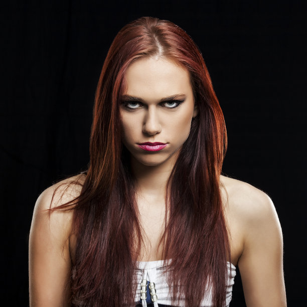 肖像皱眉红发女人图片下载