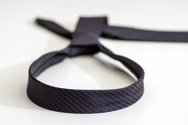 黑色领带在白色背景上打一个圈。没有自由的概念图片下载