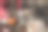 林业工人正在用电锯切割云杉的树桩图片下载