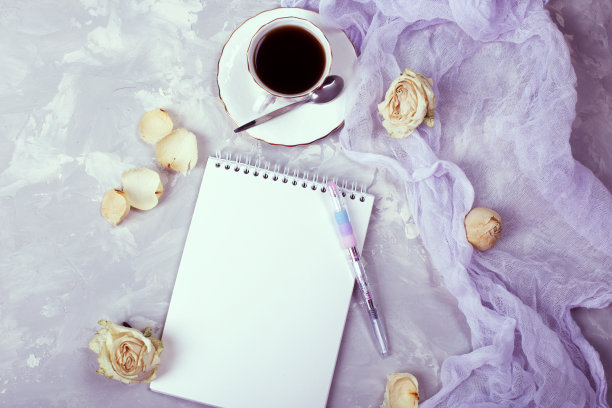 对女性概念。平放俯视图。一杯黑咖啡和笔记本纸空白图片下载