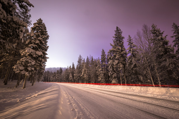 大雪覆盖的道路与惊人的颜色在天空的时间流逝图片下载