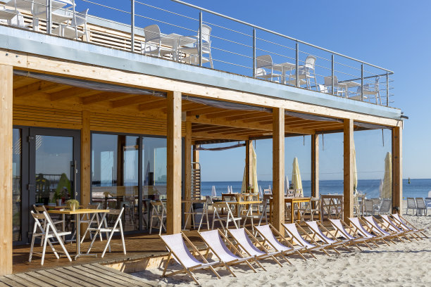 波兰索波特淡季海滩上空荡荡的咖啡馆酒吧图片下载