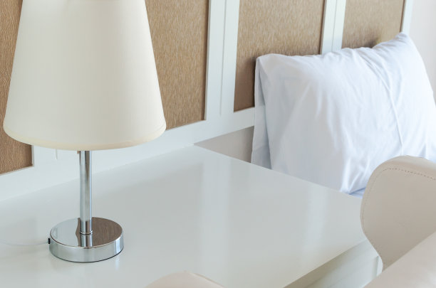 卧室里的床和桌子上的灯图片下载