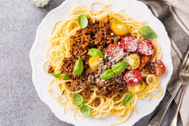 意大利肉酱面，上面撒上碎牛肉图片下载