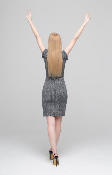 快乐的女商人在灰色背景下举手图片下载