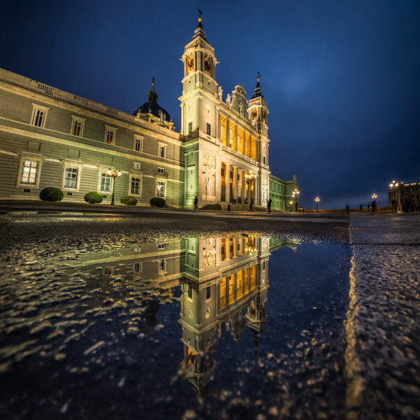 La Almudena大教堂(马德里)(西班牙)倒映在水中图片下载