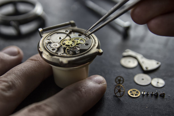 钟表匠正在他的车间里修机械表图片下载
