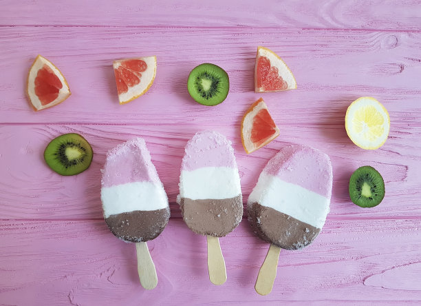 冰淇淋上以粉红色的木果为背景，有柚子、柠檬、猕猴桃等图案图片下载