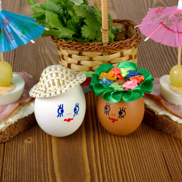 可爱的手工鸡蛋，小矮人，画着滑稽的脸，戴着帽子，在木制的背景上。复活节假期的概念。广场。图片下载