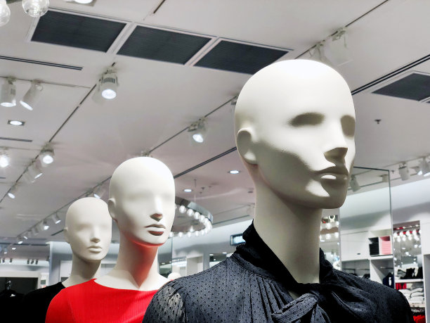 奢侈时尚的品牌橱窗展示。在商店前面的休闲服装和包展示图片下载