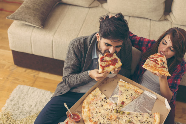 一对夫妇午餐吃披萨图片下载