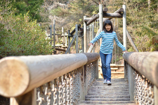 女孩在公园里玩图片下载