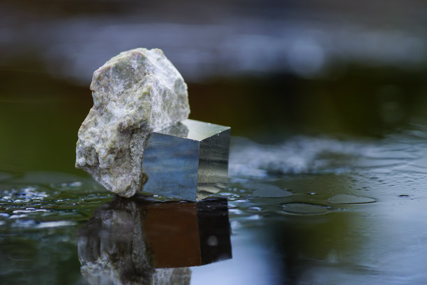 黄铁矿在潮湿的表面，反射在镜子里图片下载