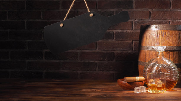 白兰地杯，桶在砖的背景图片下载