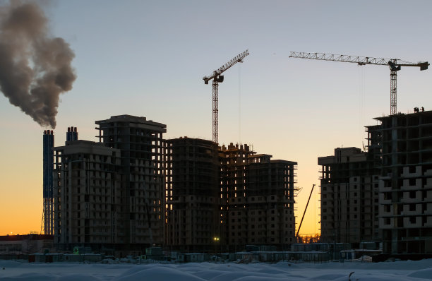 建筑多层的房子在冬天在黑夜里在黎明日落用起重机图片下载