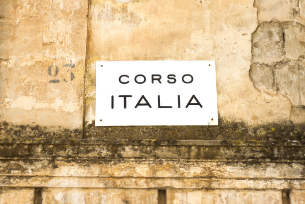 意大利:老黄墙上的“Corso ITALIA”街道标志图片下载