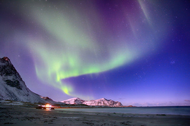 罗浮敦群岛北部海滩群山上空的极地光图片下载