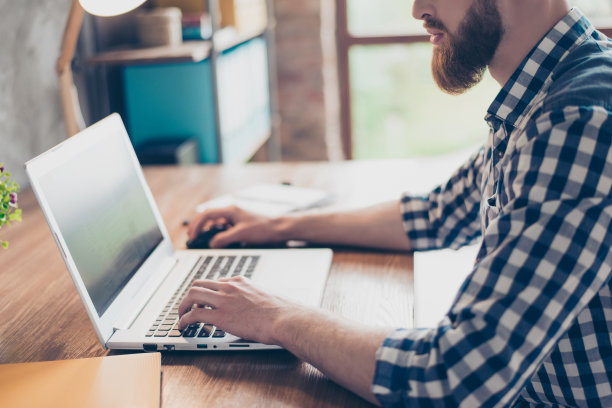 新闻记者作家作家购买购物现代科技创意项目创业理念。近距离的照片，残酷严肃的男人的手发短信使用上网本在工作站图片下载