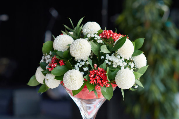 桌上一束五彩花束图片下载