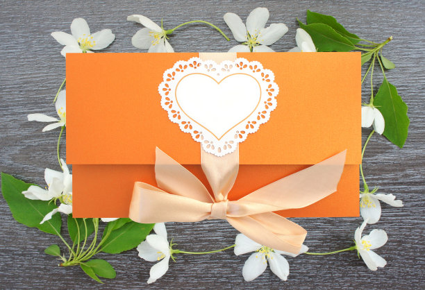 美丽的问候信封上的木制背景与苹果花图片下载