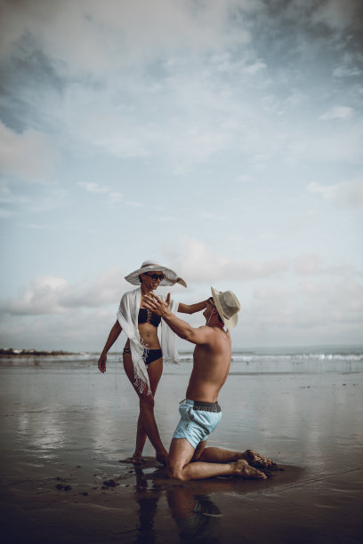 微笑的夫妇在海滩上玩图片下载