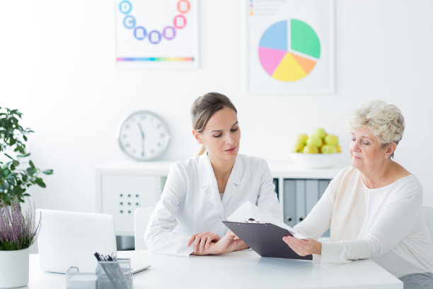 营养师展示个性化的饮食计划图片下载