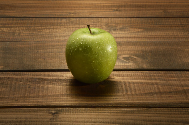 木桌上的青苹果素材图片