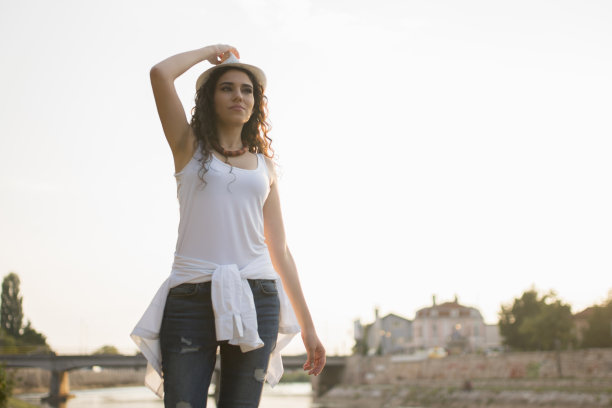 戴花式帽子的女孩图片下载