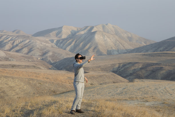 带着3D眼镜独自在极端地形中行走的年轻人素材图片