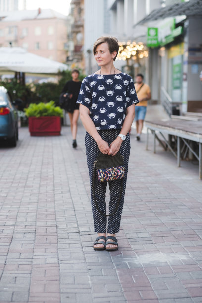 户外全身像年轻美丽的时尚女性图片下载