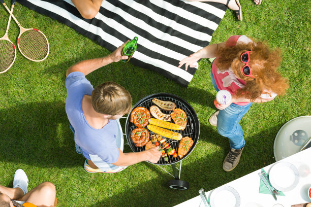 夫妇享受烧烤花园派对图片下载