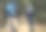 一群朋友一起在森林里骑山地车图片下载