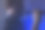 照片中的男子对着麦克风唱歌，背景是蓝色的灯光图片下载