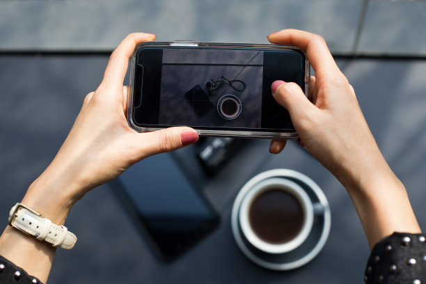 女人手持手机孤立白色背景图片下载