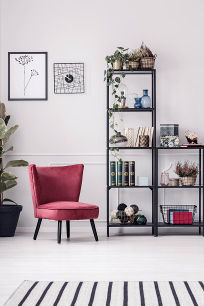 白色房间里的勃艮第扶手椅图片下载