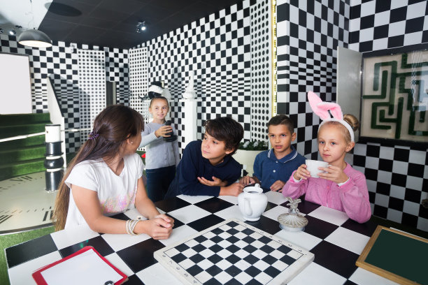 有趣的孩子们在象棋任务室讨论游戏图片下载