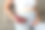 孕妇坐在沙发上，手里拿着紫葡萄。图片下载