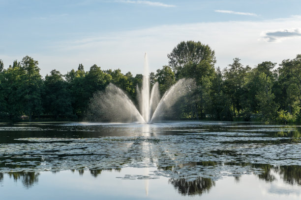 池塘喷水喷泉图片下载