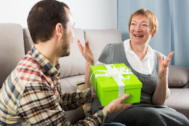 儿子给妈妈礼物图片下载