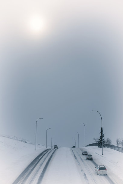 高速公路上的暴风雪图片下载
