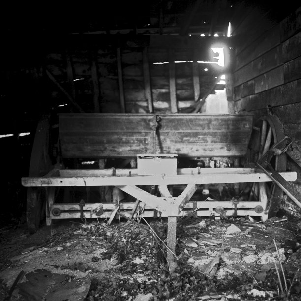 腐朽的谷仓和建筑物图片下载