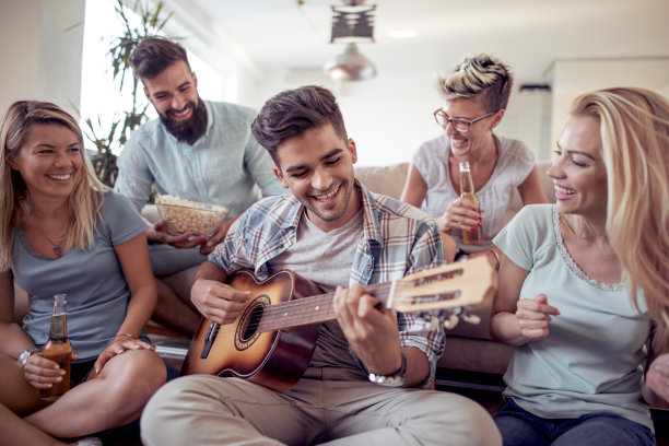 一群一起享受时光的朋友图片下载