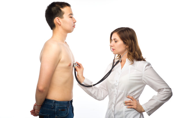 亚洲女医生的特写，用听诊器听老年病人的呼吸声图片下载