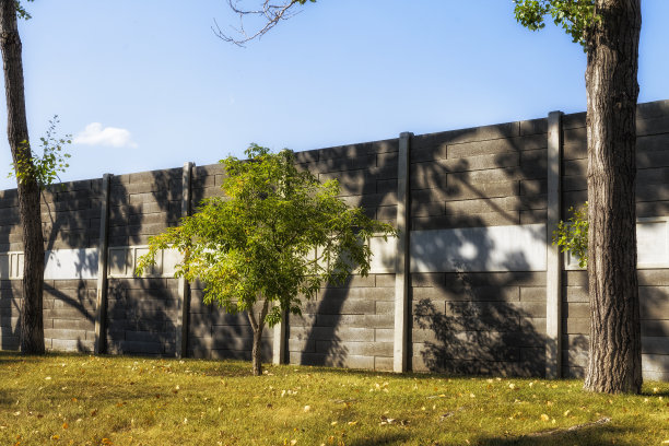 棕色的墙和绿色的树图片下载