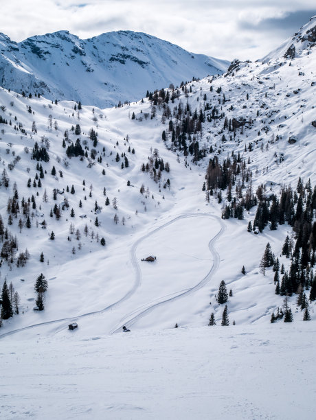 水平图片的滑雪坡道和雪景。没有人和滑雪者。图片下载