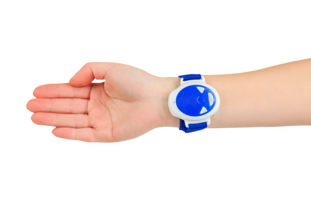 手臂上的蓝色防打鼾腕带图片下载