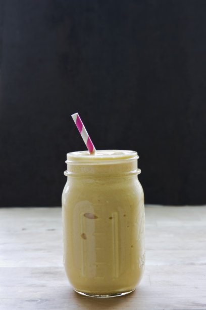 玻璃瓶里的水果冰沙图片下载