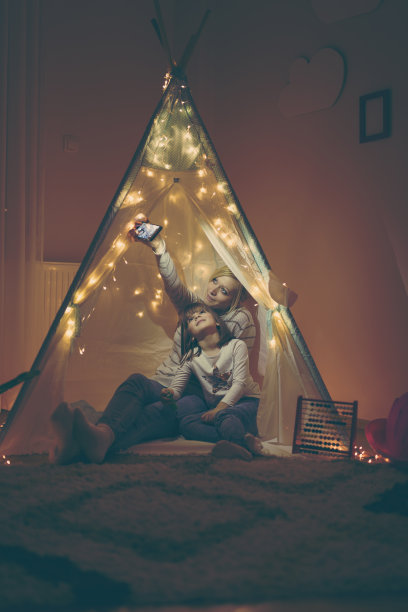 母女俩在帐篷里自拍素材图片